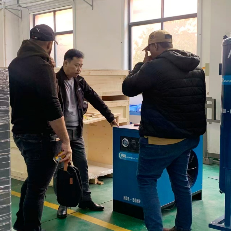 Сегодня наш африканский клиент посетил завод AIRERA в Шанхае для тестирования компрессоров AIRERA. Результаты теста оказались отличными, и обе стороны рады поддерживать долгосрочное сотрудничество. AIRERA продолжает поставлять надежные компрессоры на рынки Азии, Европы, Африки и России.